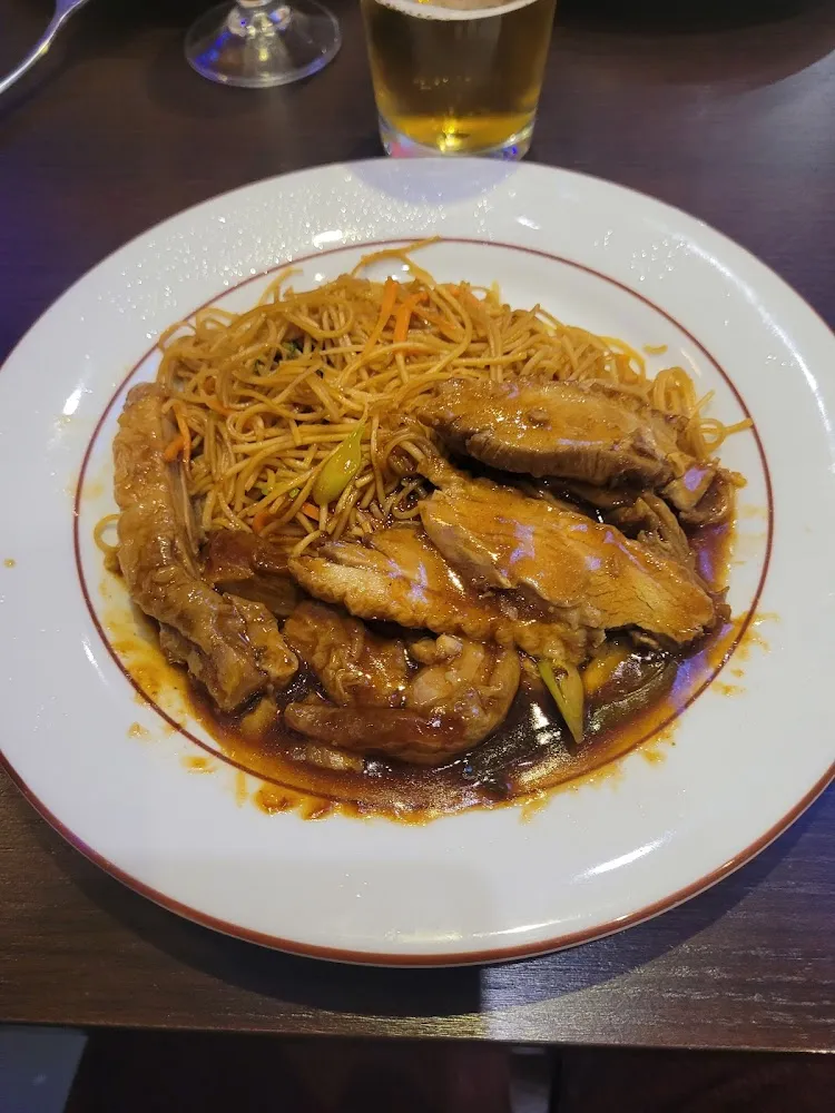 Canard Laqué Et Nouilles Sautées